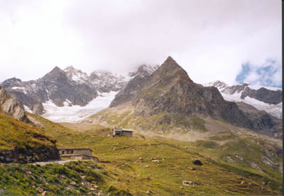 (2069m) Le glacier d'Estelette, Le refuge Elisabeth, L'aig. d'Estellete (2933m) et le glacier de la le Blanche