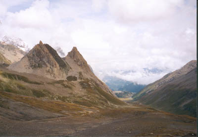 (2498m) Au fond du vallon, la moraine du glacier du miage  