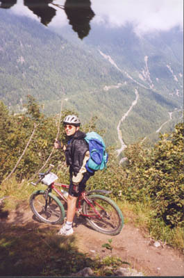 (1950m) La route du col de La Forclaz en contre bas.