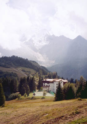 (1673m ) Le Col de Voza en contre bas. On va pouvoir manger